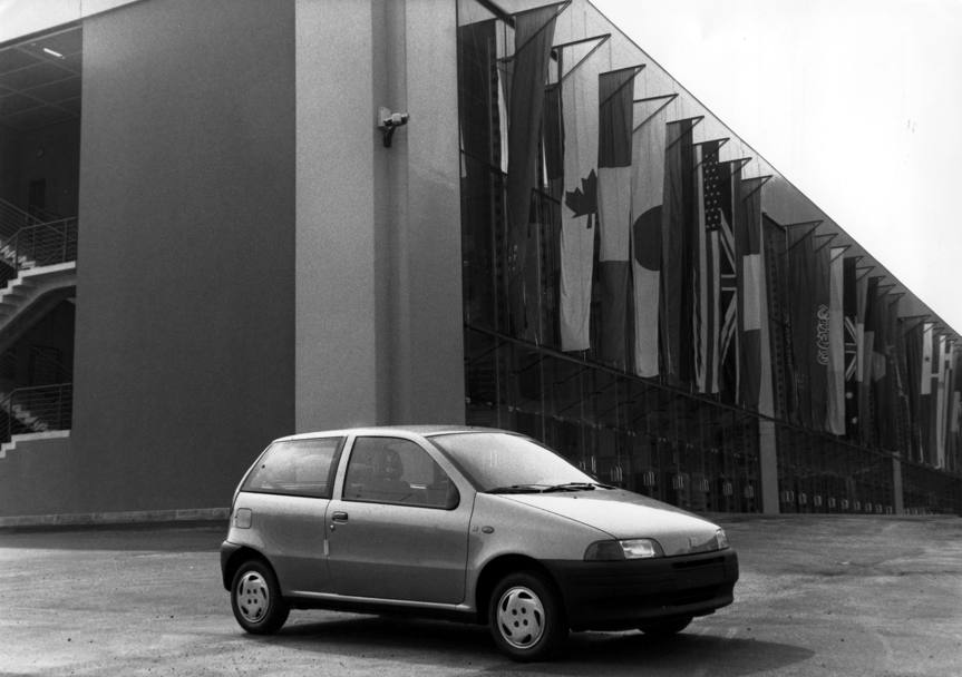 Nel 1993 la Punto, disegnata sempre da Giugiaro, entra subito nelle top ten di vendita e vince il premio di auto dell’anno